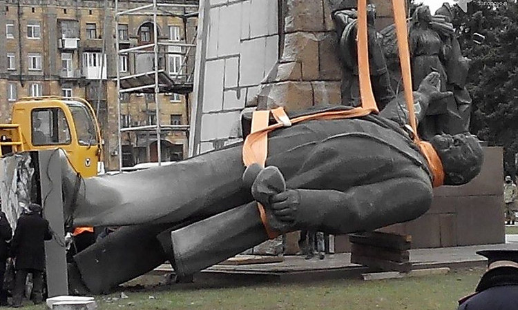 Журналисты "проведали" самого большого запорожского демонтированного Ленина