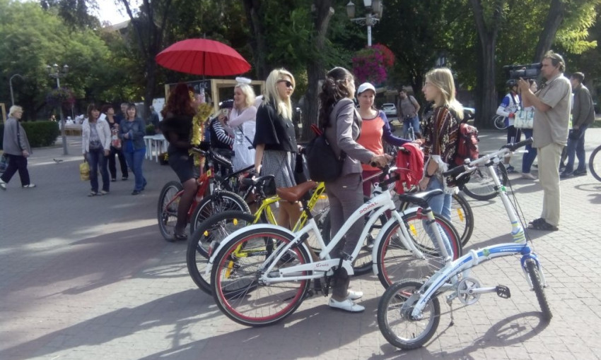 Запорожские девушки выехали на велопарад