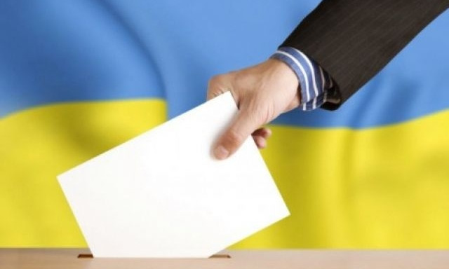 В Запорожской области член избирательной комиссии попалась "на горячем" (ВИДЕО)