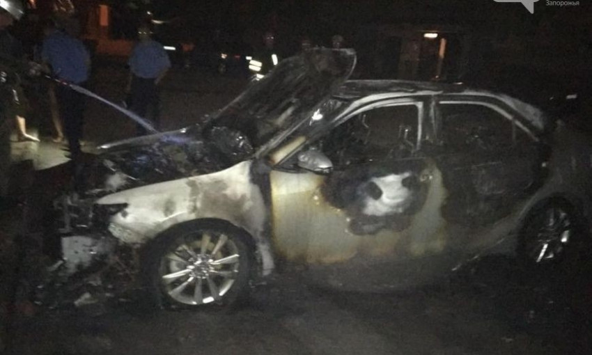 В Запорожье мужу депутата облсовета сожгли автомобиль