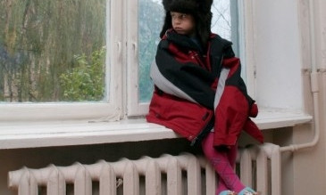 Коммунальный беспредел: Запорожанка с ребенком замерзает в собственной квартире
