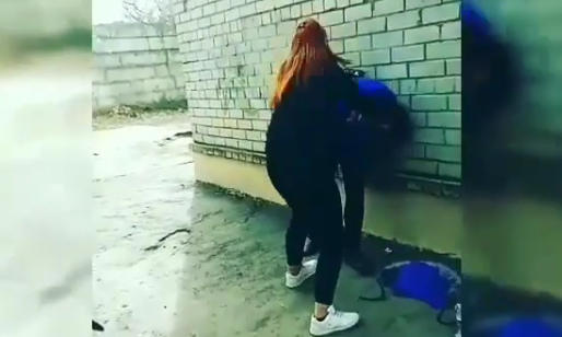 На Бабурке учащаяся ПТУ избила девушку: Драка попала на камеру 