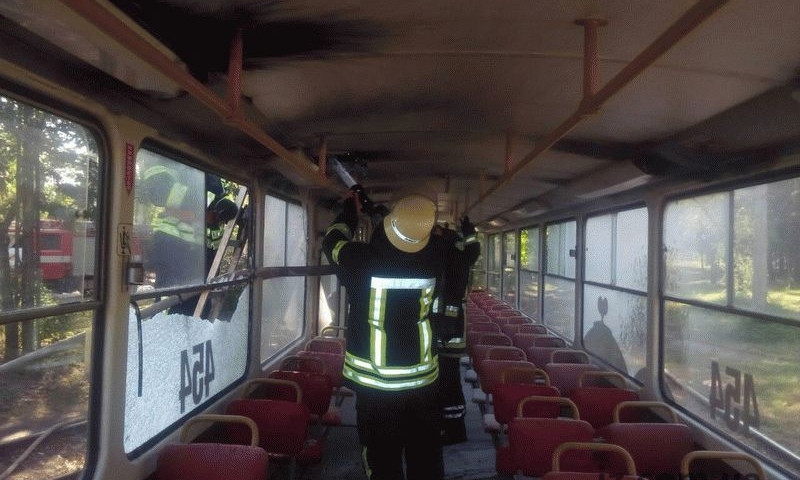 Опубликовано видео горящего трамвая в Запорожье