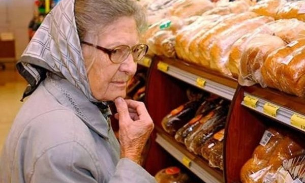 Запорожские бабушки получают бесплатный хлеб