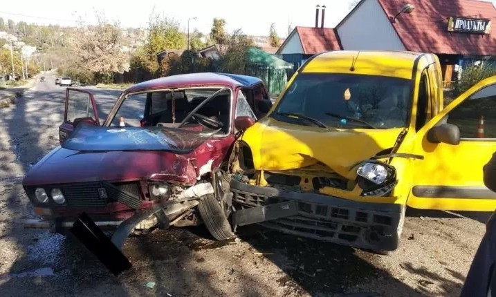 В Запорожье столкнулись два автомобиля «Renault Kangoo» и «ВАЗ-21063»