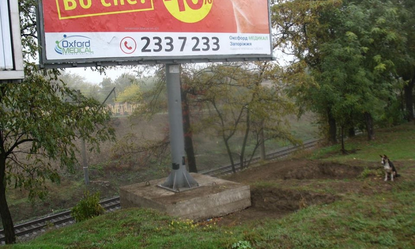 В Запорожье установлен опасный билборд (ФОТО)