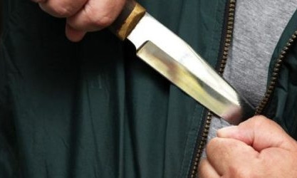 В Запорожье бандит с ножом ограбил магазин