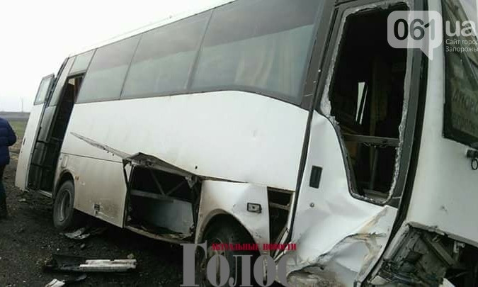 В Запорожье рейсовый автобус попал в аварию (ФОТО)