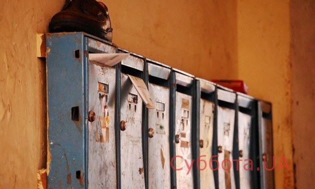 "Заходить страшно": Запорожцы жалуются на состояние одного из отделений почты (ФОТО)