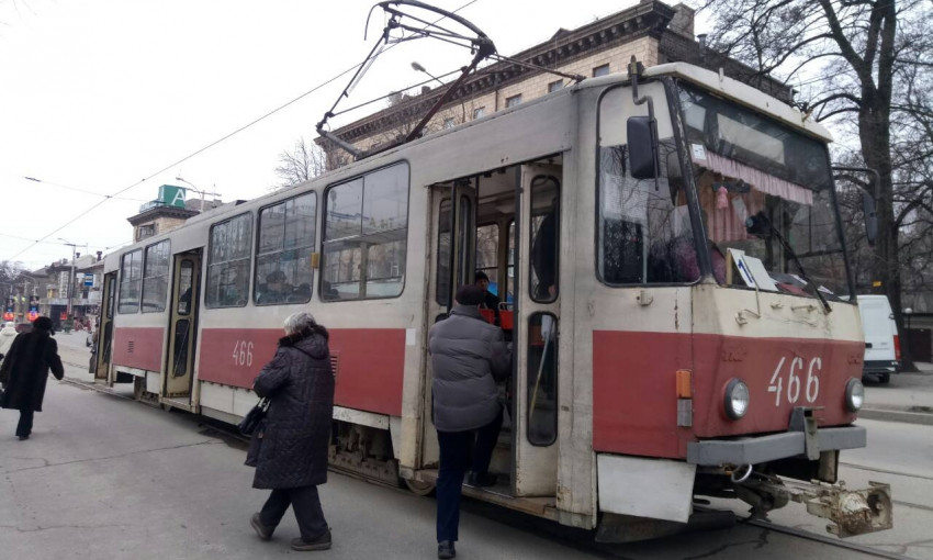 В Запорожье трамвай сошел с рельс: Движение ограничено