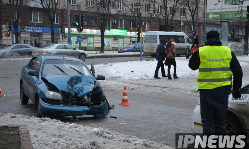 В сети появились фото сегодняшней аварии с пострадавшими в центре Запорожья
