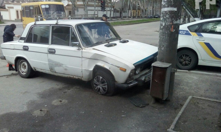 Фото: в центре Запорожья автомобиль сбил двоих человек