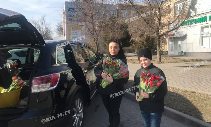 Команда Владимира Зеленского на улице поздравляет всех женщин (ВИДЕО)