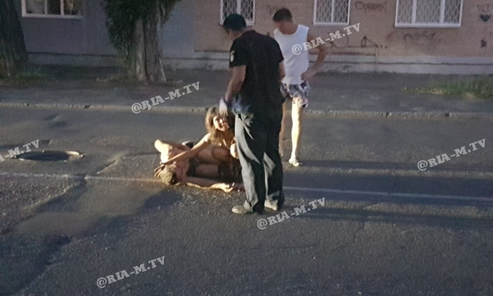 В Мелитополе посреди проезжей части лежал окровавленный человек (ФОТО)