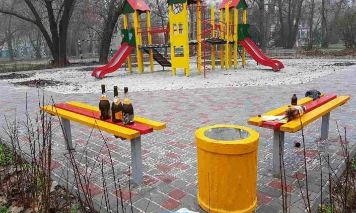 Детскую площадку превратили в место для собраний алкоголиков (ФОТО)