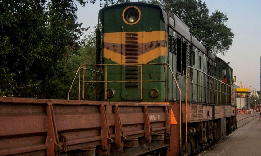 В Бердянске мужчина не осознал, что попал под поезд: с руганью ушел домой