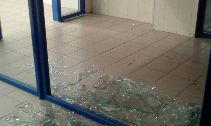 В супермаркете выбили стекло (ФОТО)
