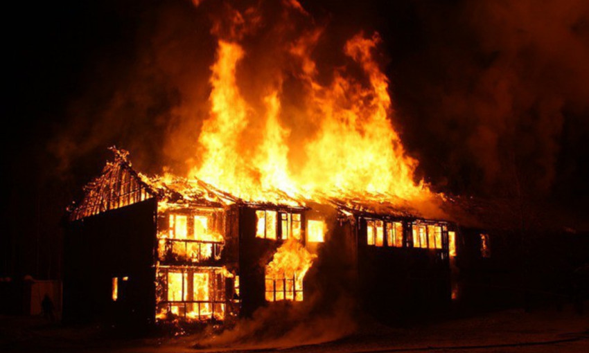 В Запорожье горел дом: Есть пострадавшие