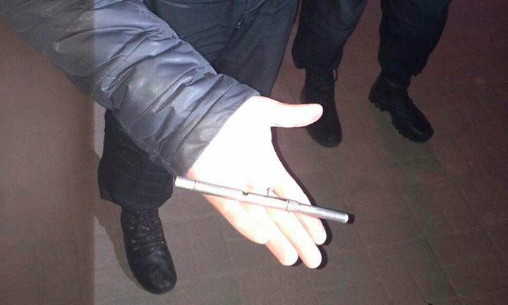 Смотрите: запорожские полицейские изъяли уникальное оружие