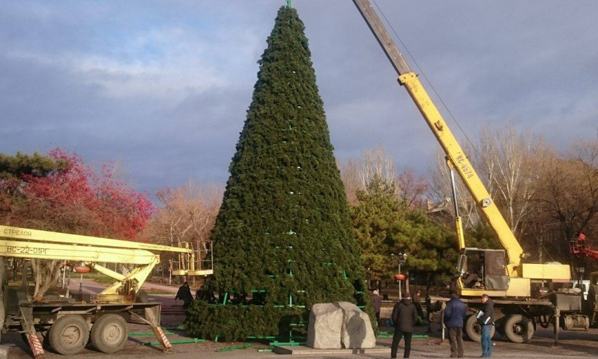 На площади Маяковского монтируют еще одну новогоднюю елку