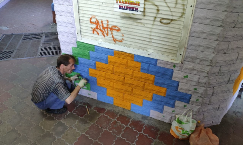 Запорожский художник раскрасил еще одну стену подземного перехода (ФОТО)