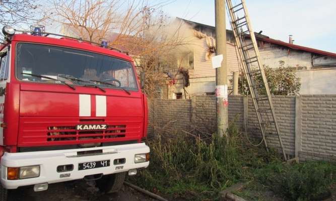 В Запорожье в частном секторе загорелся двухэтажный дом