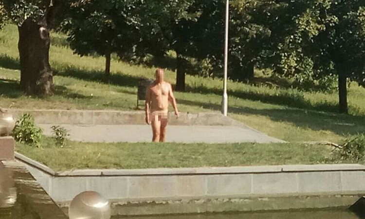 Запорожец купался в фонтане без одежды (ФОТО 18+)