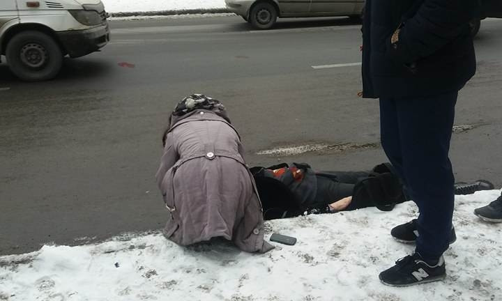 В центре Запорожья на пешеходном переходе сбили женщину. ФОТО