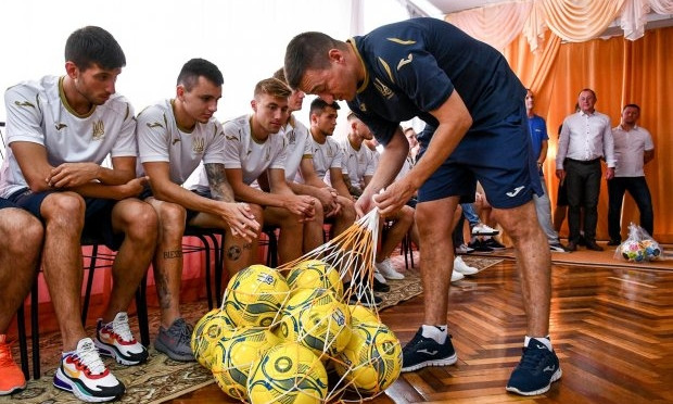 Футболисты украинской молодёжной сборной посетили запорожский детдом (ФОТО)