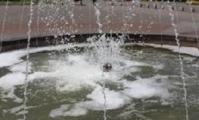 В Запорожье залили пеной недавно открытый фонтан
