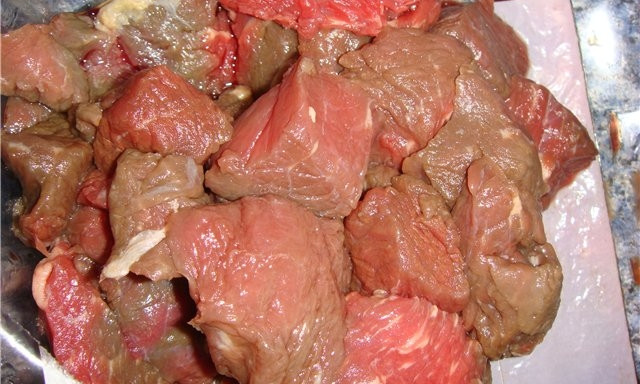 На рынках Запорожья горожанам продают испорченное мясо