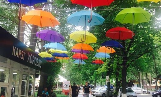 Фотофакт: Запорожцы облюбовали фотозону с парящими зонтиками