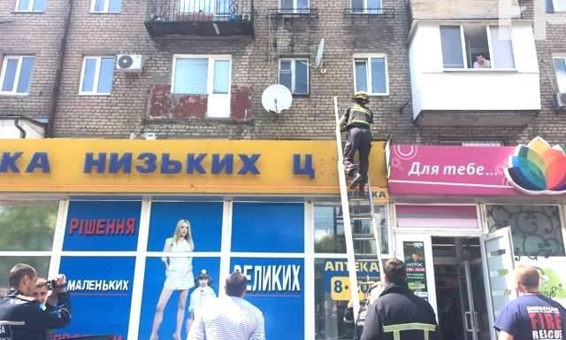 Фотофакт: В Запорожье на аптеку упал балкон