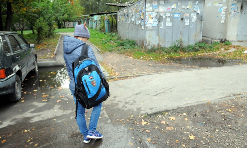 В Запорожской области ребенок всю ночь гулял на улице