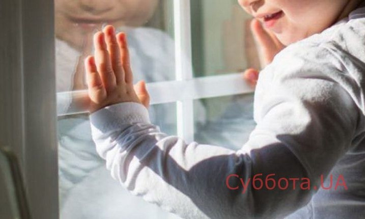 В Александровском районе 3-летний ребенок оказался сам в квартире