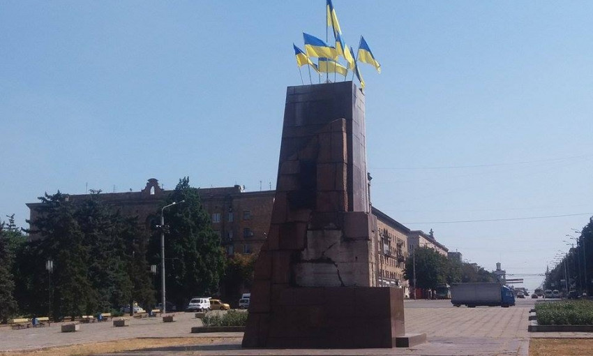 Постамент, на котором стоял Ленин, преобразили ко Дню Независимости