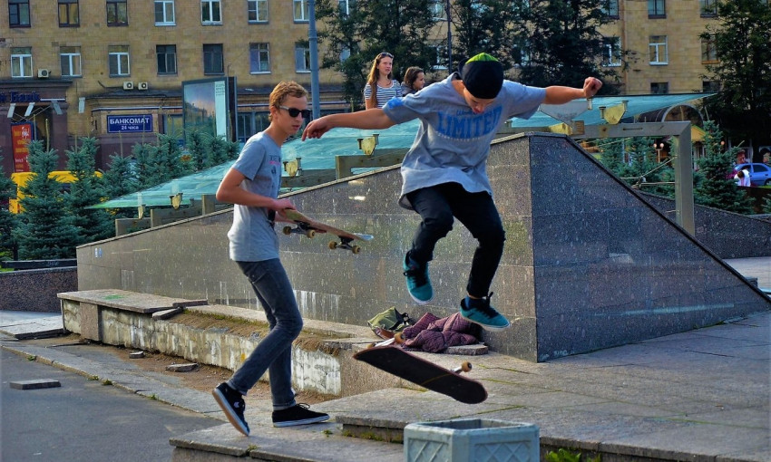 Запорожские подростки берут штурмом Театральный сквер