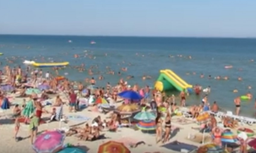 Впечатляюще: В сети показали самый "забитый" пляж запорожского курорта (ВИДЕО)