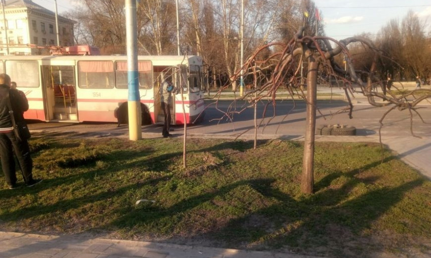 Запорожский троллейбус потерял колесо прямо на проспекте