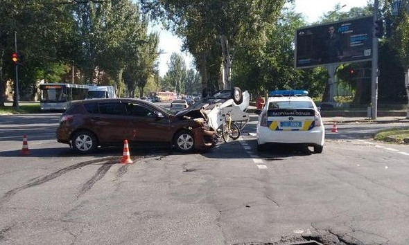 В Запорожье ДТП: Один из автомобилей перевернулся (ФОТО)