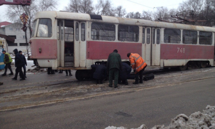 Смотрите видео: запорожский трамвай сошел с рельсов