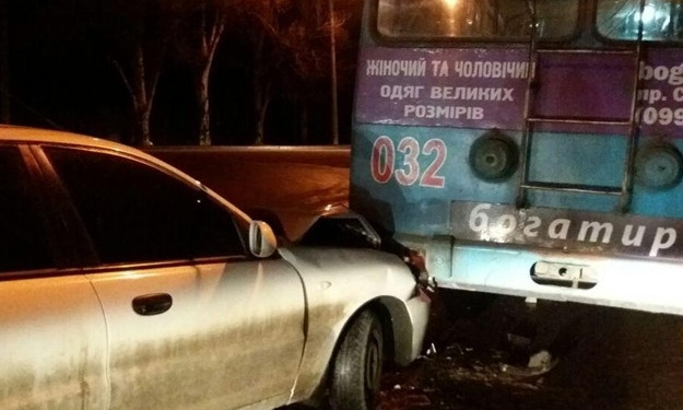 ДТП в Запопожье: Троллейбус совершил наезд на легковушку (ФОТО)