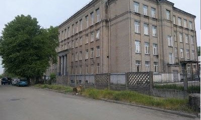 В запорожской школе ЧП: Неизвестный кидался с кулаками на детей
