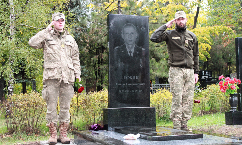 В Запорожье открыли памятник бойцу, погибшему за 20 минут до перемирия (ФОТО)