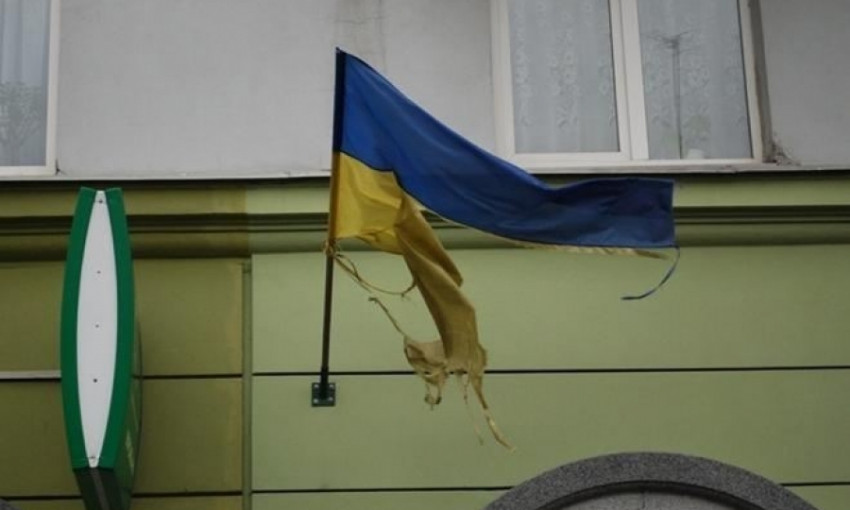 Горожане возмущены видом разодранного в клочья флага на здании (ФОТО)