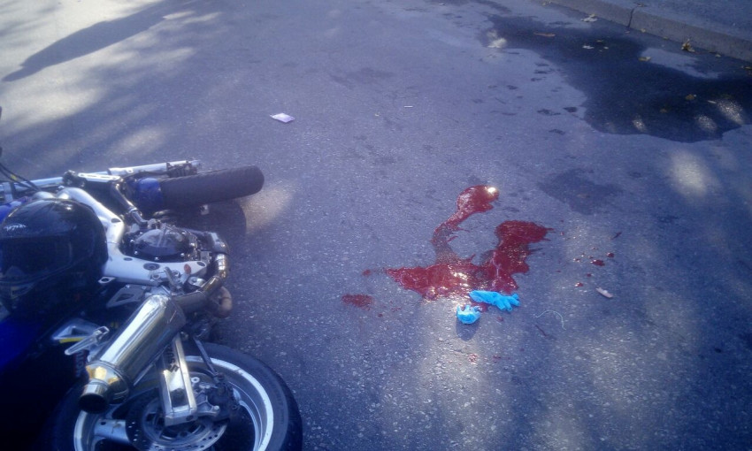 Кровавый асфальт: в Запорожье мотоциклист столкнулся с машиной (ФОТО)