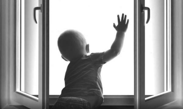 В Запорожье четырехлетний малыш выпал из окна