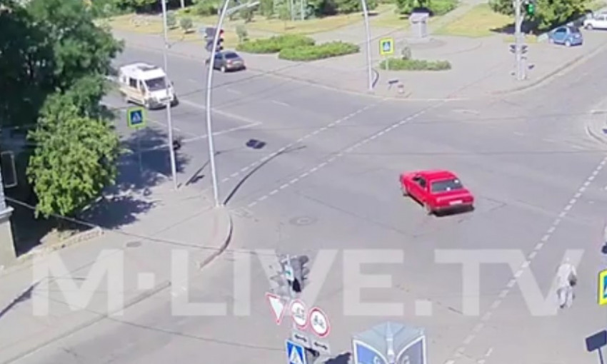В Запорожской области водитель-лихач устроил дрифтинг на перекрестке (ВИДЕО)