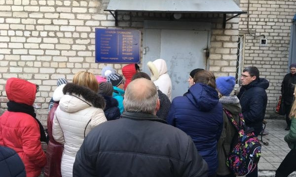 Сотни людей стоят в живых очередях за загранпаспортом (ФОТО)