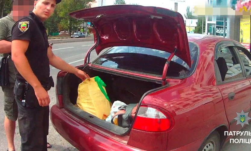 Запорожский таксист вымогал у иностранцев 50 долларов, а после сбежал с их вещами